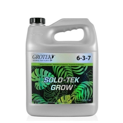 Recipiente plástico cinzento com fertilizante líquído para plantas e rótulo com folhagem verde.