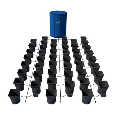 Sistema hidropónico com reservatório azul e vasos pretos ligados por tubos de irrigação