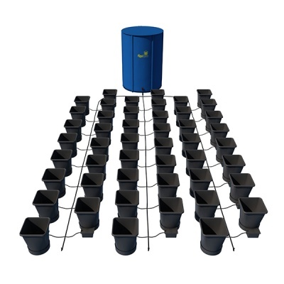 Sistema de rega com vasos pretos e reservatório azul