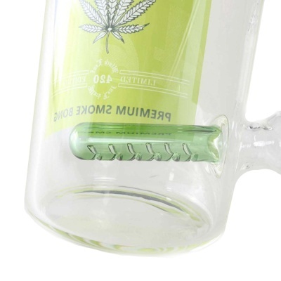 Moinho de vidro transparente com interior verde e rótulo amarelo