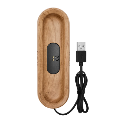 Base de carregamento em madeira clara com cabo USB preto