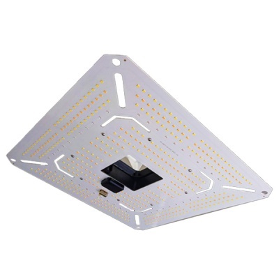 Painel LED quadrado com muitos pequenos LEDs amarelos em base branca e componente preto central