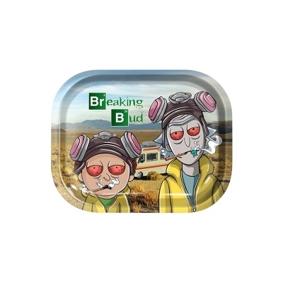 Tabuleiro metálico com ilustração de personagens com máscara e olhos vermelhos no deserto com texto Breaking Bud