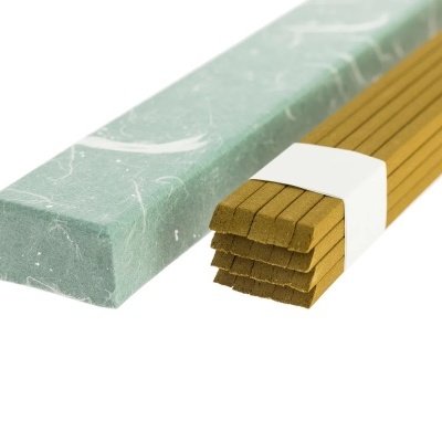 Conjunto de incensos castanhos com caixa verde