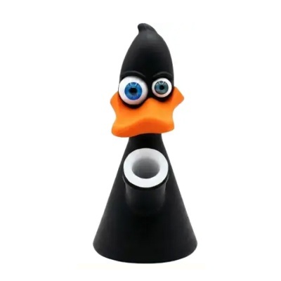Figura decorativa preta em forma de pato com bico laranja e olhos grandes azuis