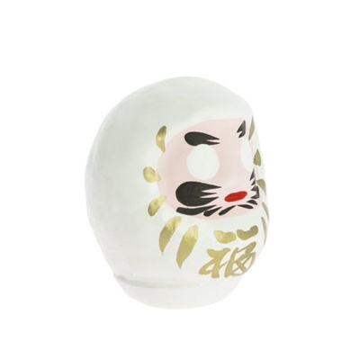 Figura Daruma branca com detalhes dourados e pretos