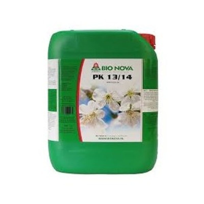Recipiente verde de fertilizante BIO NOVA PK 13/14 com flores brancas na etiqueta