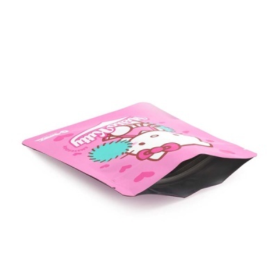 Saco embalado rosa com personagem branca e laço rosa, fecho zip aberto.