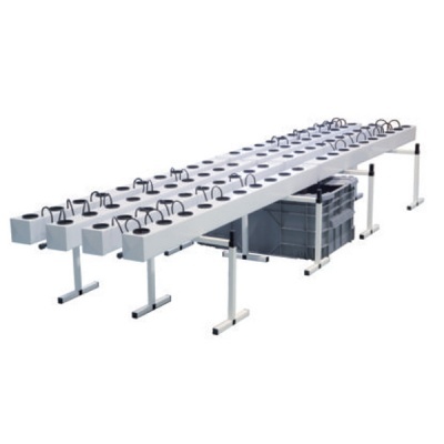 Sistema hidropónico branco longo com tubos e caixas cinzentas em suporte metálico.