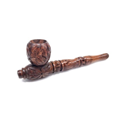 Cachimbo de madeira entalhada castanha sobre fundo branco