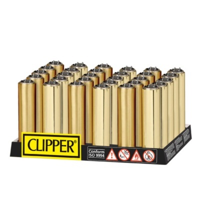 Isqueiros metálicos dourados CLIPPER num expositor preto com etiquetas de segurança