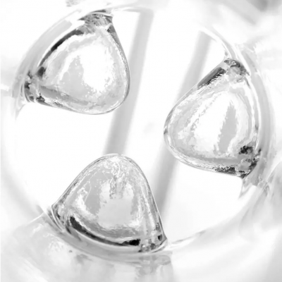 Três cubos de gelo triangulares dentro de copo de vidro visto de cima