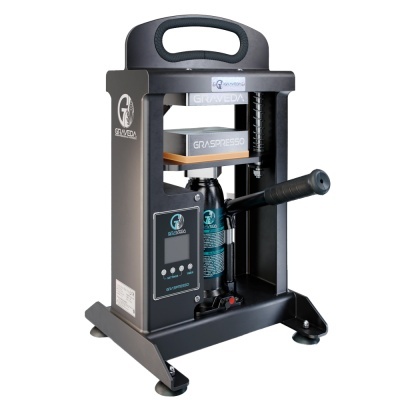 Máquina preta de prensagem industrial GRASPRESSO com painel digital e manípulo lateral.