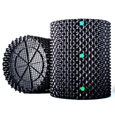 Vasos de plástico preto texturizados com pontas e orifícios para plantas