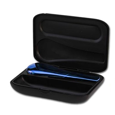 Estojo preto com objeto metálico azul brilhante