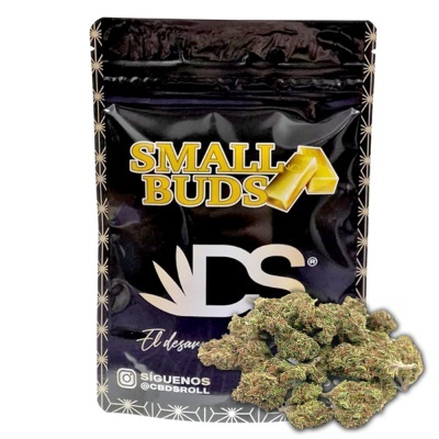 Embalagem preta de CBD com botões de cannabis à frente