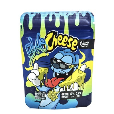 Embalagem colorida de flor CBD Blue Cheese com personagem cartoon azul a segurar queijo