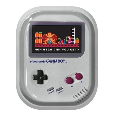 Comando retro estilo Game Boy cinzento com ecrã colorido e botões roxos