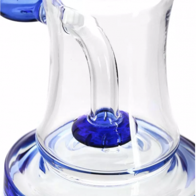 Objeto de vidro transparente com base azul e detalhes tubulares azuis