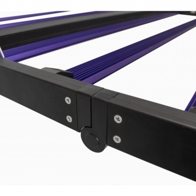 Estrutura metálica com barras azuis e moldura preta, parafusos visíveis