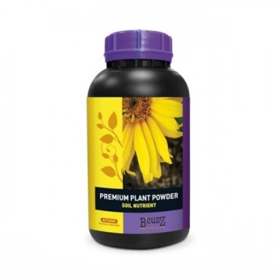 Recipiente preto com pó para plantas e rótulo amarelo e roxo