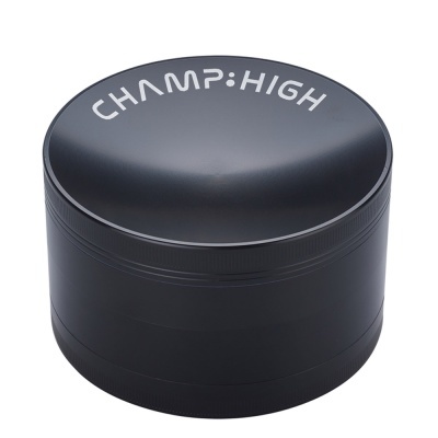 Recipiente redondo preto com o texto CHAMP:HIGH no topo