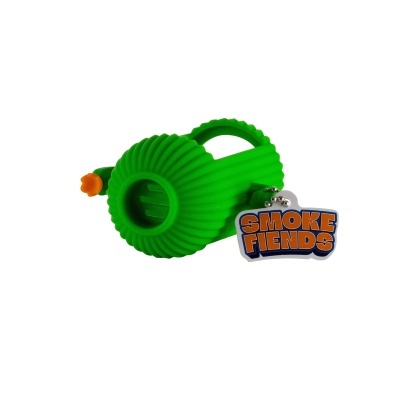 Objeto verde com textura rebaixada e etiqueta SMOKE FIENDS