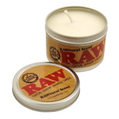 Vela RAW em lata metálica com rótulo castanho e vermelho e pavio branco