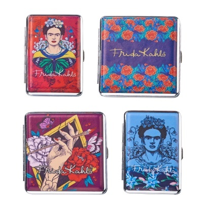 Caixas de metal coloridas com arte e texto Frida Kahlo
