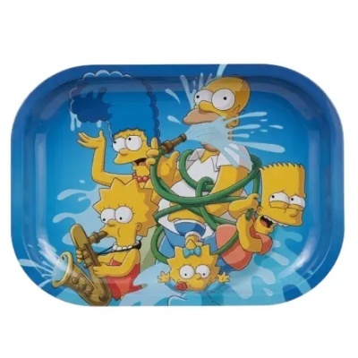 Tabuleiro azul com ilustração dos personagens dos Simpsons molhados e envolvidos numa mangueira de jardim