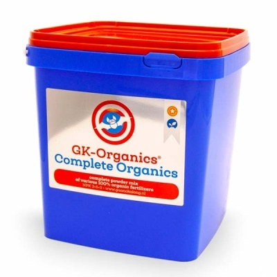 Recipiente azul com tampa laranja e etiqueta branca de fertilizante GK-Organics
