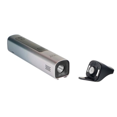 Dispositivo eletrónico prateado com peça preta destacada em fundo branco