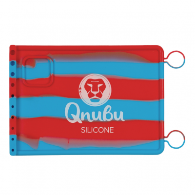 Base redonda em silicone às riscas vermelhas e azuis com logotipo Qnubu e palavra SILICONE no centro