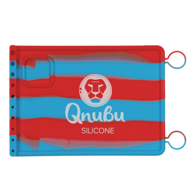 Tapete retangular de silicone vermelho e azul com texto Qnubu SILICONE.