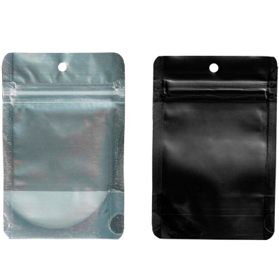 Dois sacos de plástico com fecho zip, um prateado translúcido e outro preto opaco.