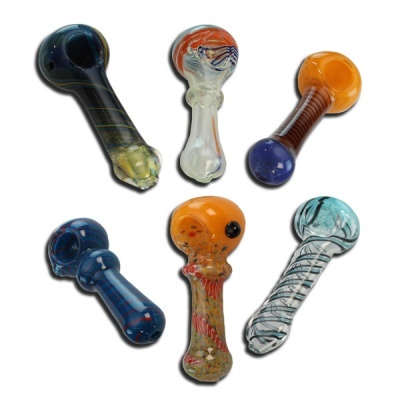 Seis cachimbos de vidro coloridos para fumar com diferentes padrões e texturas