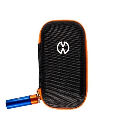 Bolsa preta com bordas laranja e anexo metálico azul e laranja