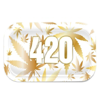 Tabuleiro branco com folhas douradas e número 420