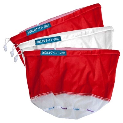 Três mochilas de tecido vermelho e branco com etiqueta azul ICE-D-LATOR