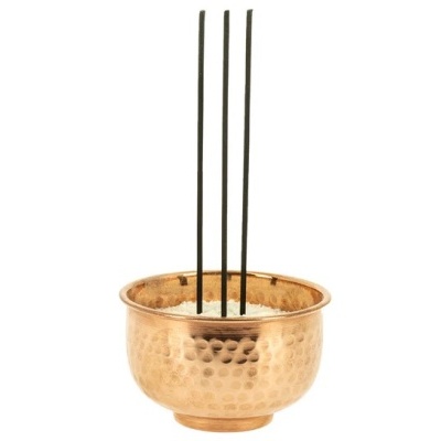 Vaso de metal martelado cobre com três varetas de incenso pretas