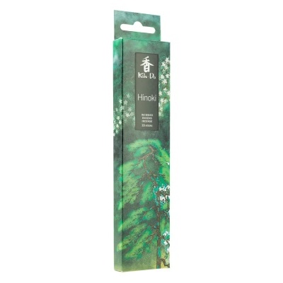 Embalagem verde com desenho de árvore contendo sticks de incenso