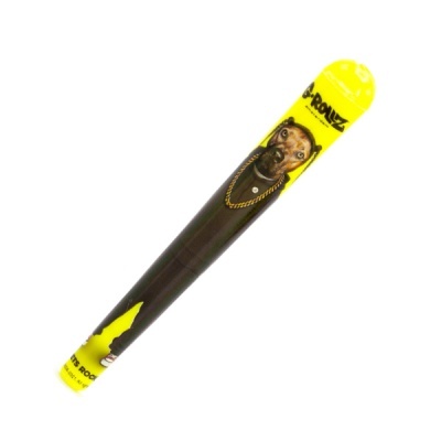 Cigarro enrolado com embalagem amarela e preta com imagem de cão e texto Snoop ROLLS