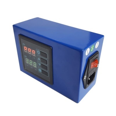 Caixa eletrónica azul com ecrã digital e interruptor vermelho