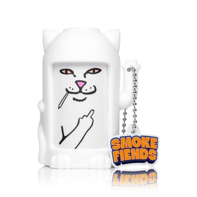 Figura de gato branco com dedo médio levantado e corrente com pendente SMOKE FIENDS