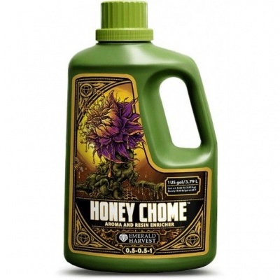 Garrafão verde de produto chamado Honey Chome com rótulo ilustrado