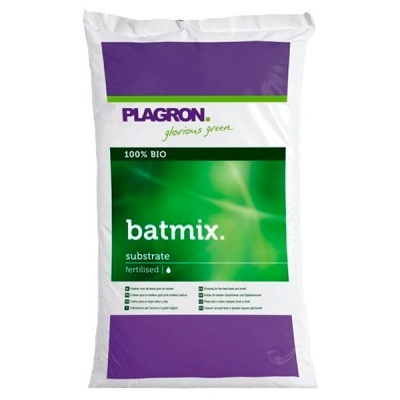 Saco branco com substrato fertilizado batmix PLAGRON com detalhes roxos e verdes