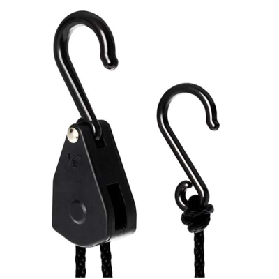 Ganchos metálicos em forma de S com cabos pretos e suporte plástico preto