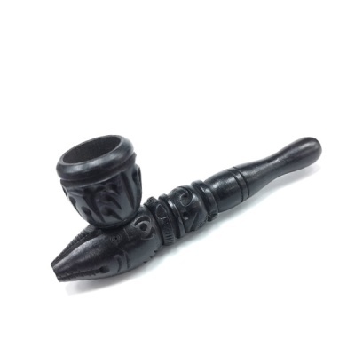 Cachimbo de madeira negra talhada com detalhes decorativos.