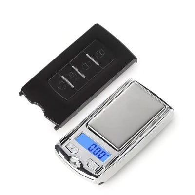 Balança digital de bolso prateada com tampa preta e visor azul
