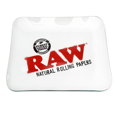 Tabuleiro branco com texto RAW NATURAL ROLLING PAPERS e selo autenticidade